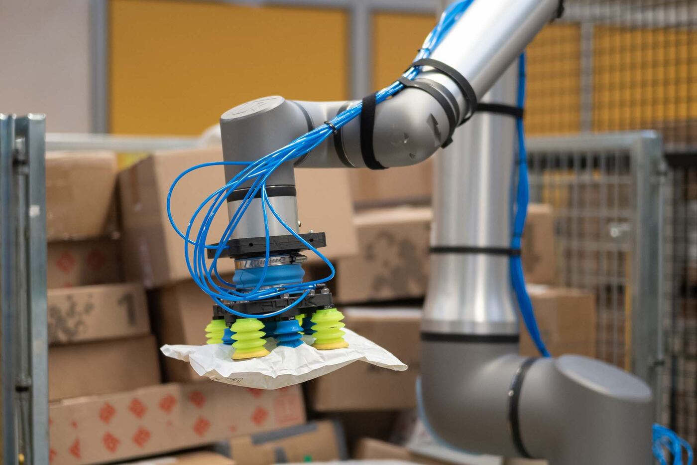 Flinkbot at work in parcel logistics