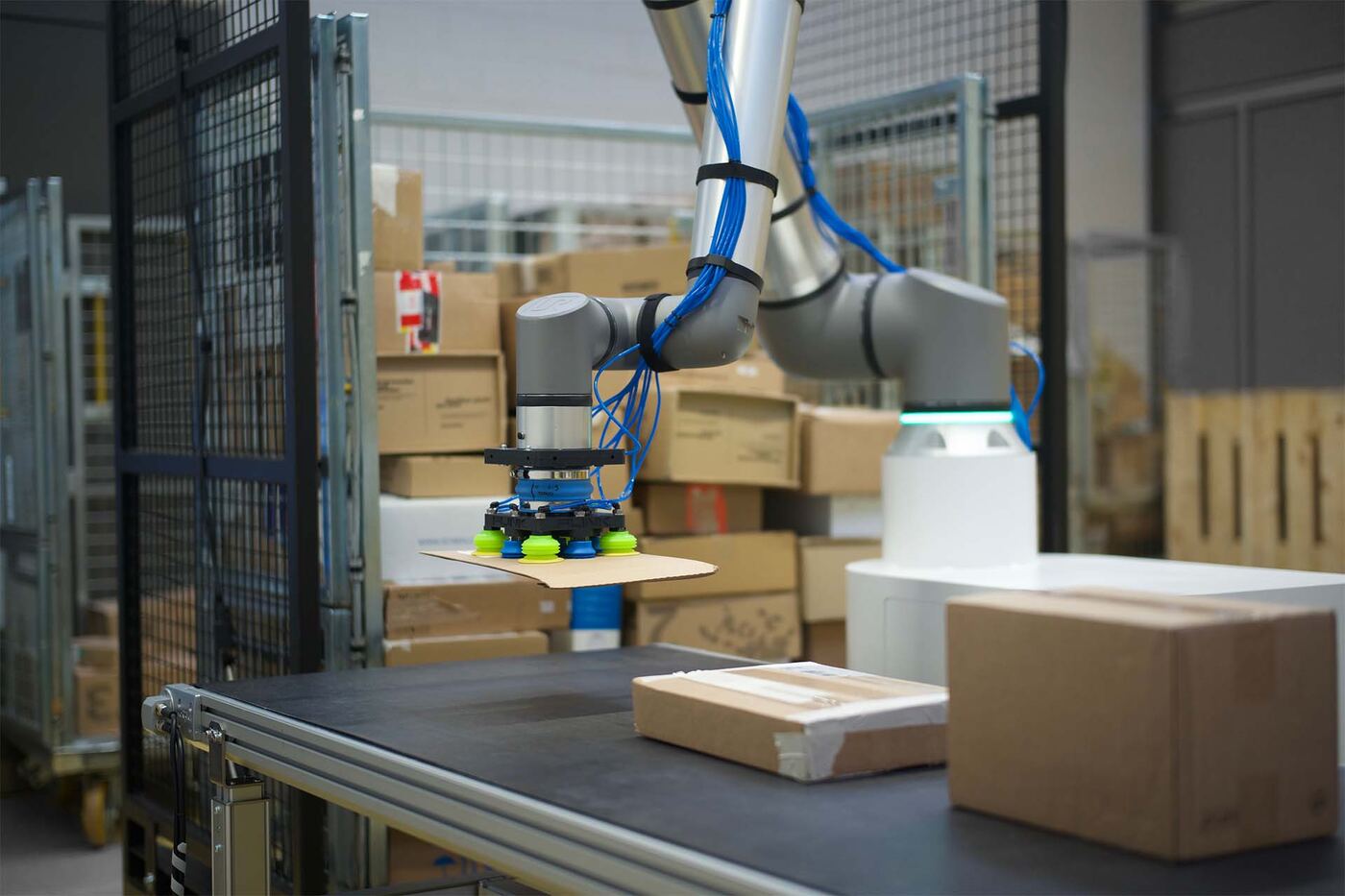 Flinkbot at work in parcel logistics