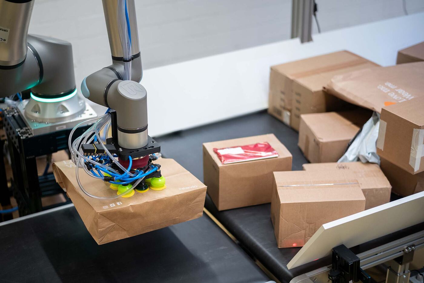 Flinkbot at work in parcel logistics