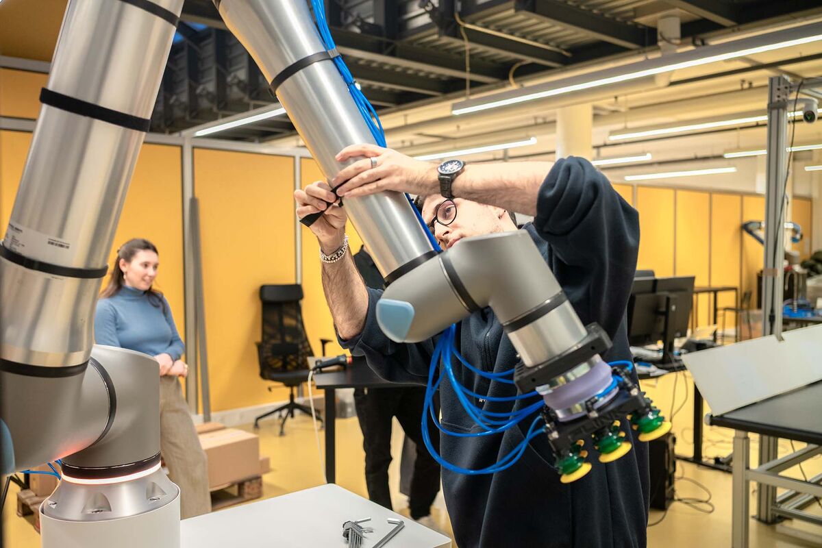 Adjusting a Flinkbot arm
